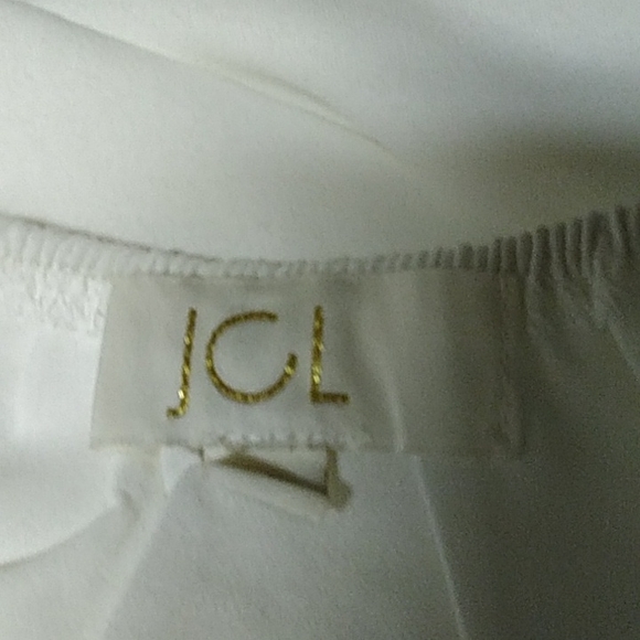 Gorgeous white embroidery top with ebellishments. - Picture 5 of 6